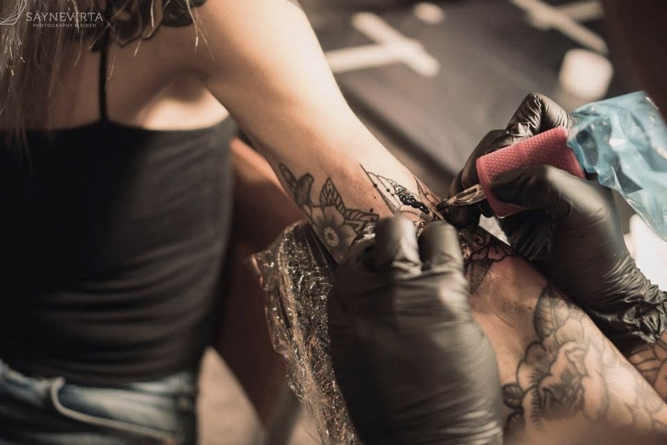 Tatuointia tehdään Inkmania-tapahtumassa